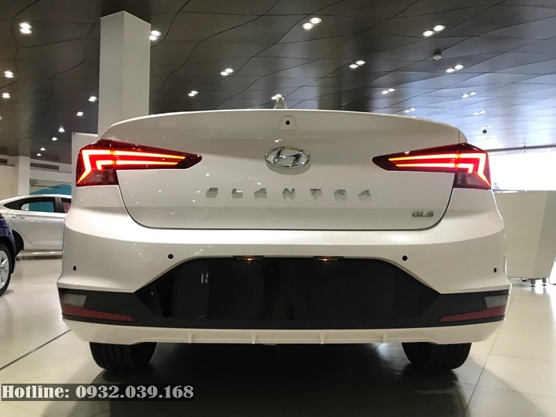 phần đuôi xe Hyundai Elantra 2020